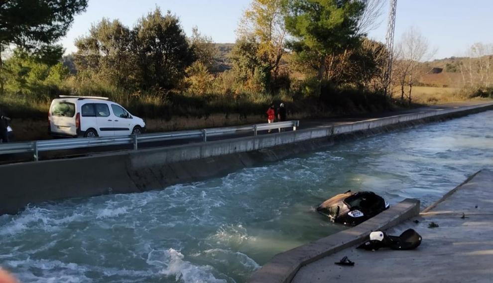 La parte delantera del coche quedó sumergida en el canal.