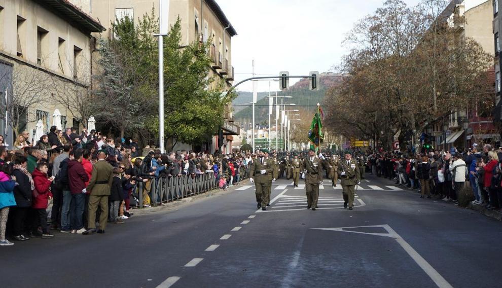 Desfile militar por las calles de Jaca.
