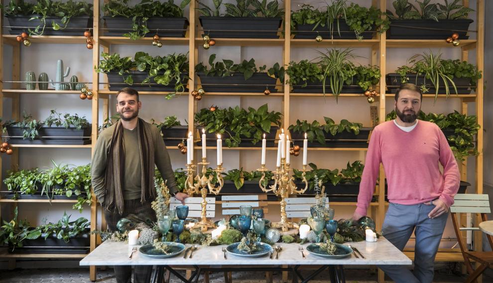 Nacho Vuñau (izquierda) e Israel Sánchez, de La Lola se va de boda, decoradores de la mesa.