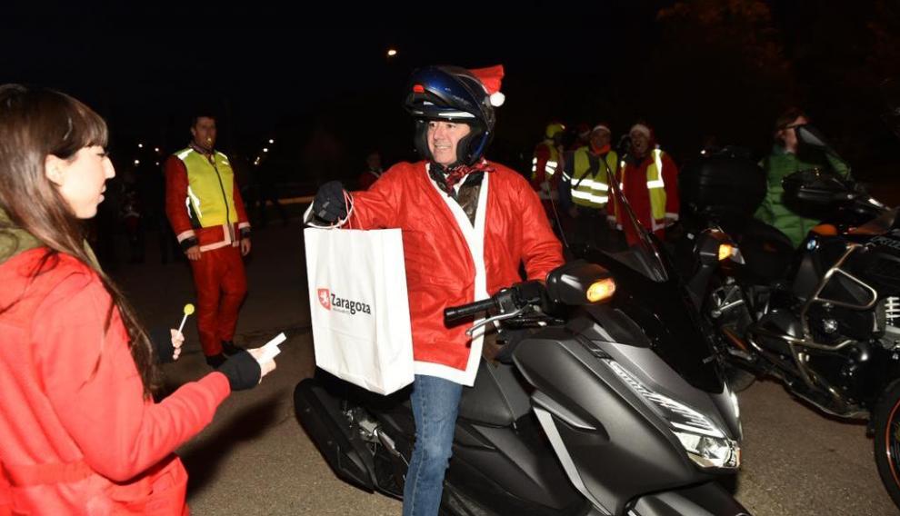 El alcalde de Zaragoza, vestido de 'Papa Mañoel', ha participado en la cita solidaria.