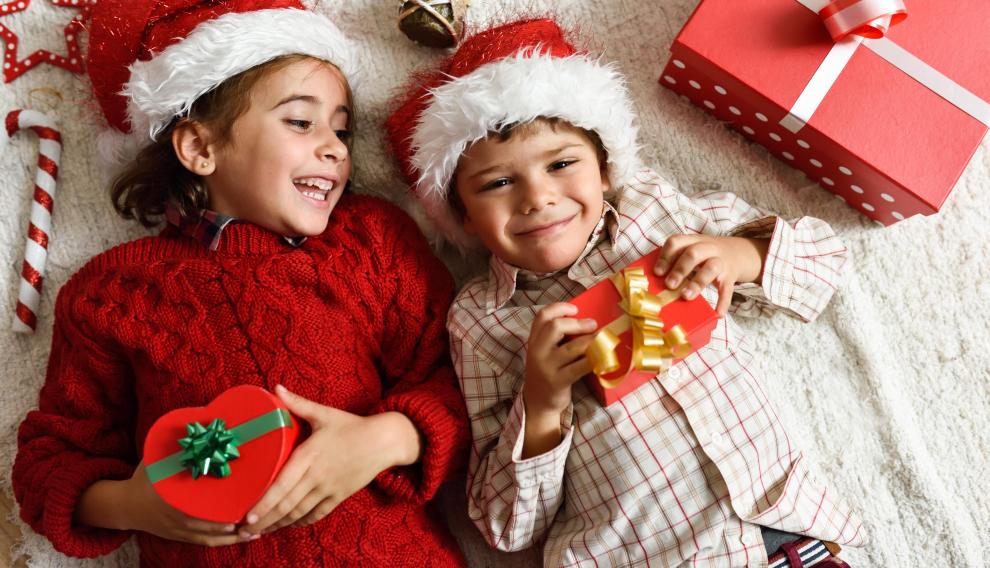 Con dos o tres regalos es suficiente. Conviene evitar el exceso de juguetes para que valoren lo que tienen