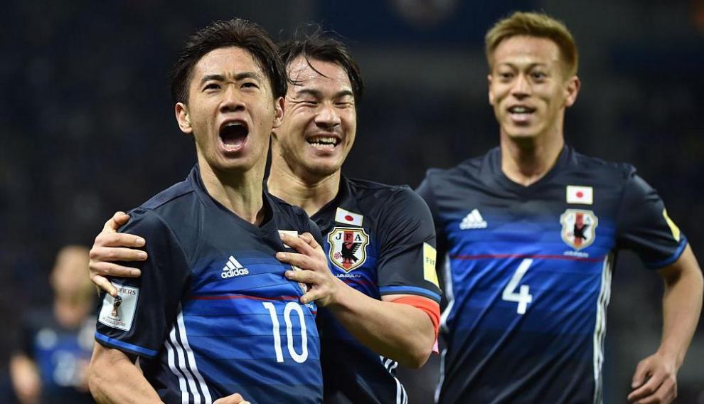 Shinji Kagawa celebra un gol con Shinji Okazaki y Keisuke Honda en un partido contra Siria durante la clasificación para el Mundial de 2018.