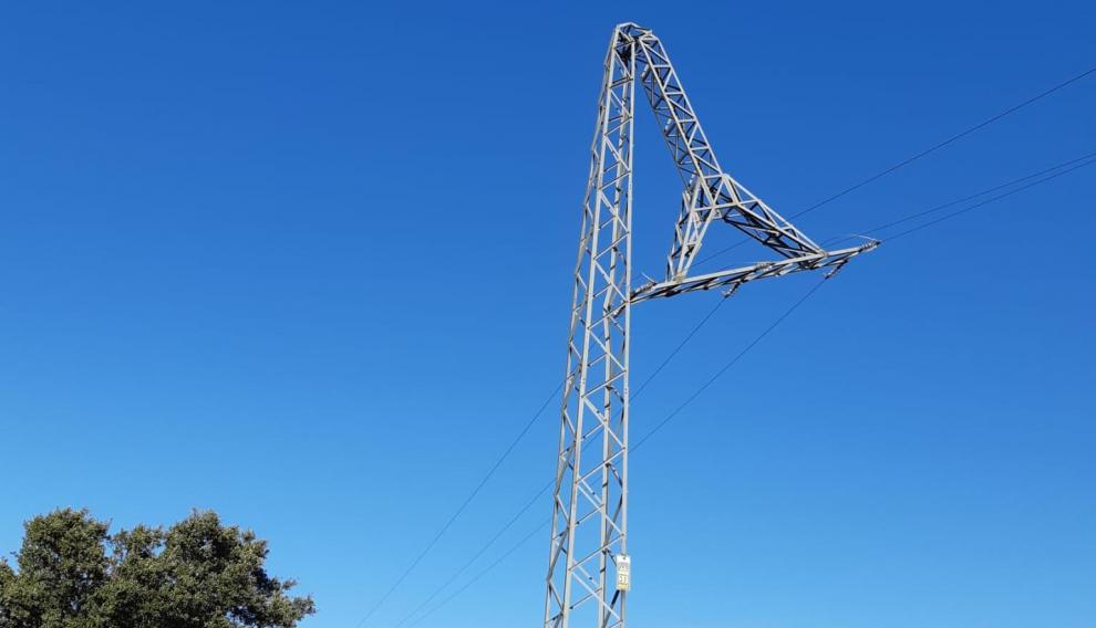 Una de las dos torres dobladas por el aire en Lituénigo.