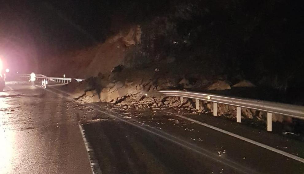 Desprendimiento en la N-260, entre Sabiñánigo y Yebra de Basa, por las lluvias.