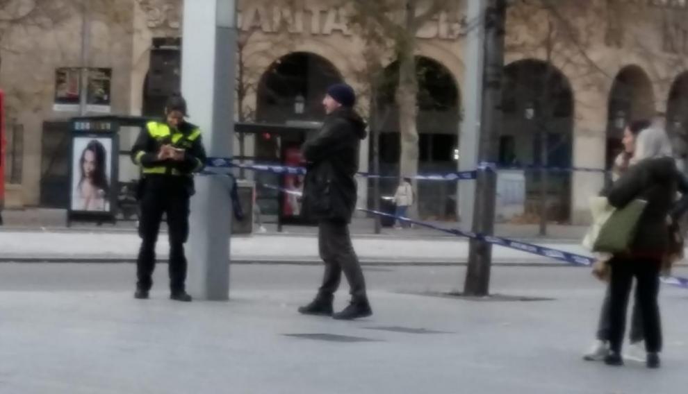 La Policía Local de Zaragoza ha acordonado la plaza de Aragón por el fuerte viento.