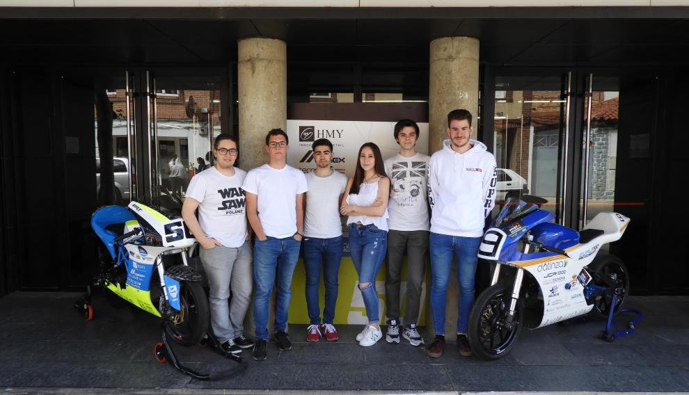 Los alumnos de la Escuela Universitaria Politécnica de La Almunia posan junto a las motocicletas diseñadas por sus predecesores para la V edición de la competición MotoStudent.