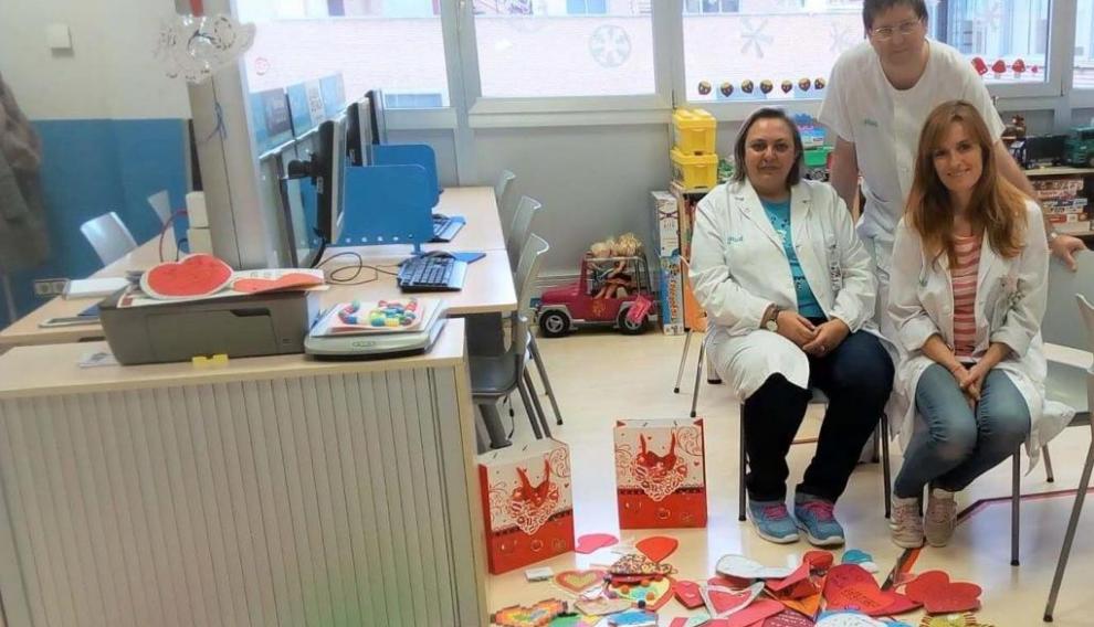 Los profesores del aula hospitalaria del Servet con los corazones que han confeccionado los alumnos.