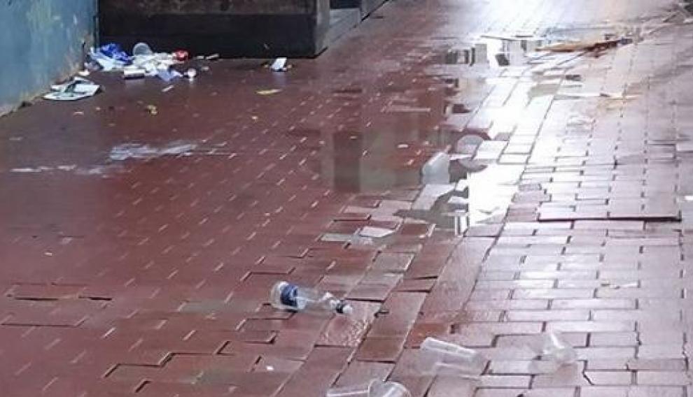 El estado del suelo en la calle de Contamina, en Zaragoza.
