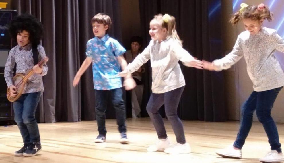 Los alumnos interpretaron algunos de los temas del cantante oscense