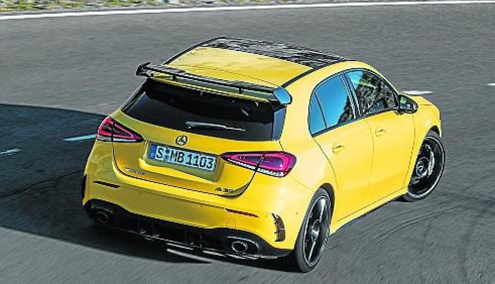 Mercedes-AMG A 35 4MATIC (2018), Sonnengelb;Kraftstoffverbrauch kombiniert: 7,4-7,3 l/100 km, CO2-Emissionen kombiniert: 169-167 g/km*Mercedes-AMG A 35 4MATIC (2018), Sun yellow;Combined fuel consumption: 7.4-7.3 l/100 km, Combined CO2 emissions: 169-167 g/km* 18C0618_008
