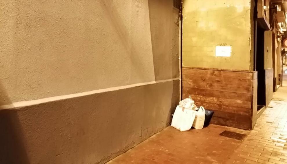 "El rincón más feo de Zaragoza" recién pintado, pero con basura.