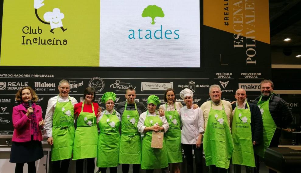 Todos los componentes del equipo de Atades, con los cocineros y responsables de Madrid Fusión.