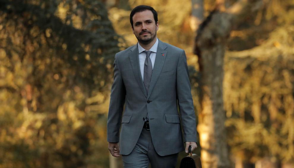 Alberto Garzón, ya como ministro de Consumo en los jardines de la Moncloa.