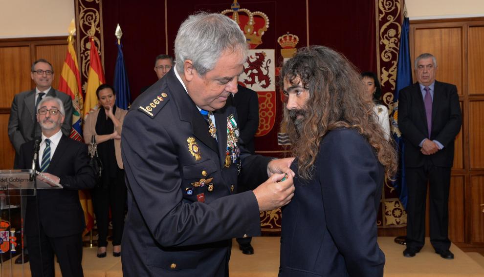 Imposición al juez Jerónimo Cano de la Cruz al Mérito Policial con Distintivo Blanco en la celebración del Día de la Policía en 2015 en Teruel.