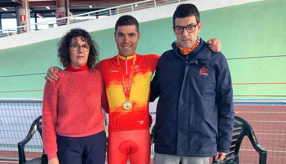El gran equipo humano que lleva a Eduardo Santas a cada victoria: con su madre Mercedes y su hermano Fernando en el Nacional de Galapaga