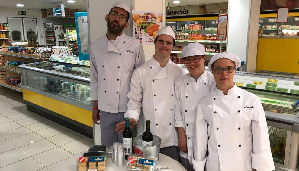 Los cuatro jóvenes de Down Huesca que elaboran croquetas con el equipo de Carmelo Bosque