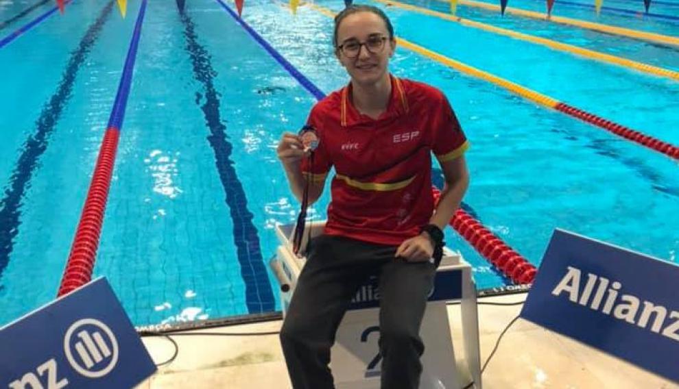 María Delgado, con el bronce conquistado en el Mundial paralímpico de Londres en 2019, en la prueba de 100 metros espalda S12