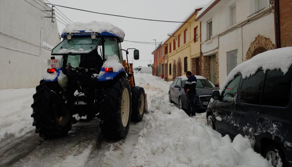 Un tractor retira la nieve acumulada junto al coche de Daniel