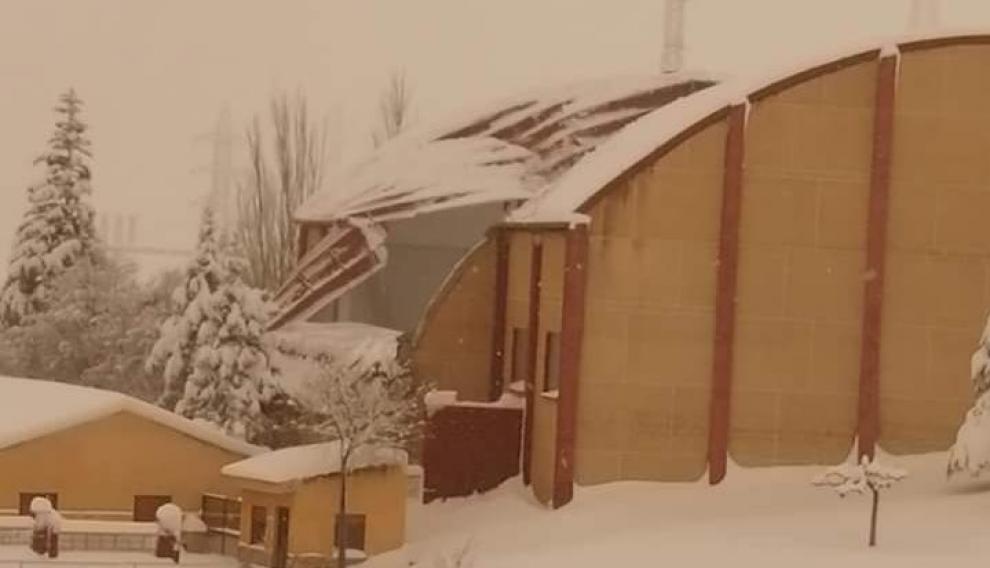 El polideportivo de Escucha, bajo la nieve.