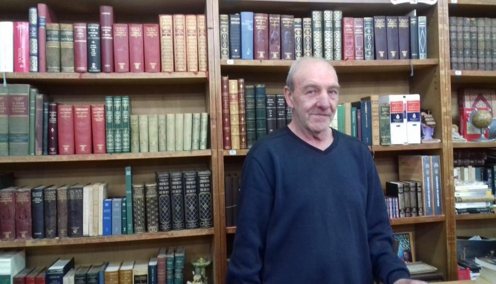 Carmelo Vidal en la Librería Vidal, junto a la plaza de San Francisco, que regenta su hijo.