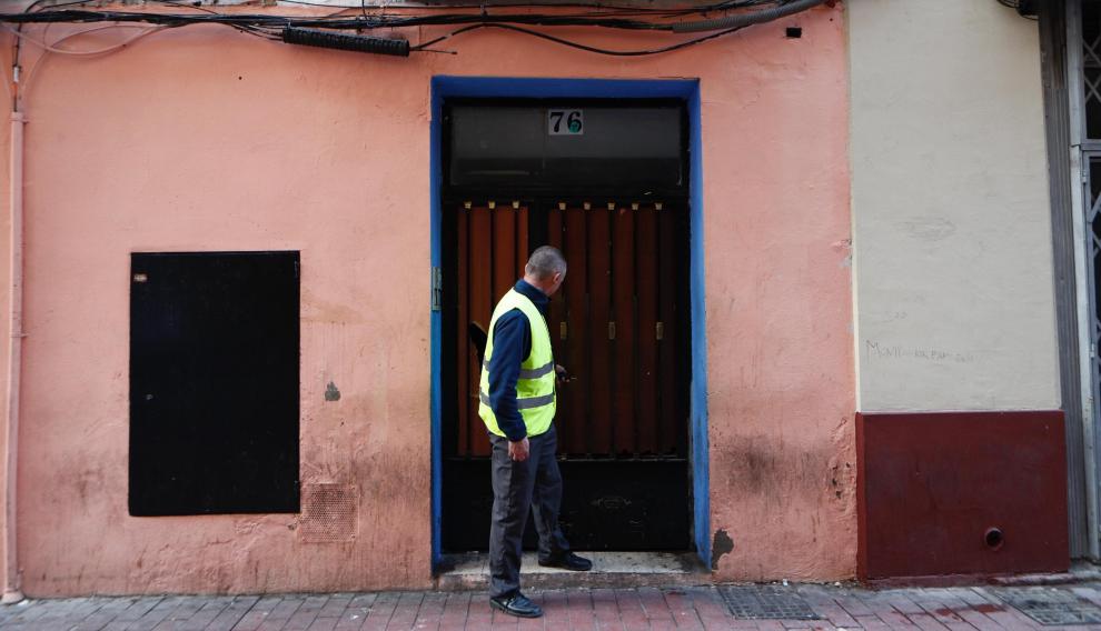 Un empleado de una empresa de seguridad cerraba este jueves la puerta del edificio desalojado en Pignatelli, 76, de Zaragoza.