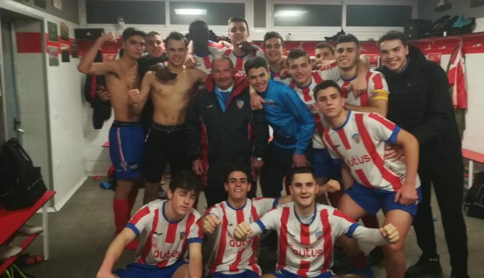 Plantilla del Monzón juvenil celebrando el resultado ante el Real Zaragoza juvenil B.