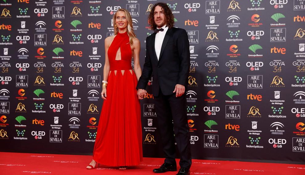 Vanesa Lorenzo, con un Givenchy antiguo, y Carles Puyol.