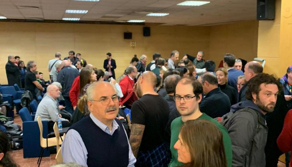 Los pasajeros del vuelo, una vez ya en tierra, en la sala donde han sido recibidos y se les ha ampliado la información