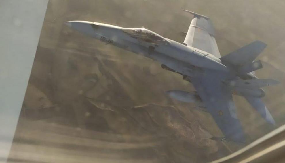 Los pasajeros han visto cómo el F18 se acercaba para comprobar la avería