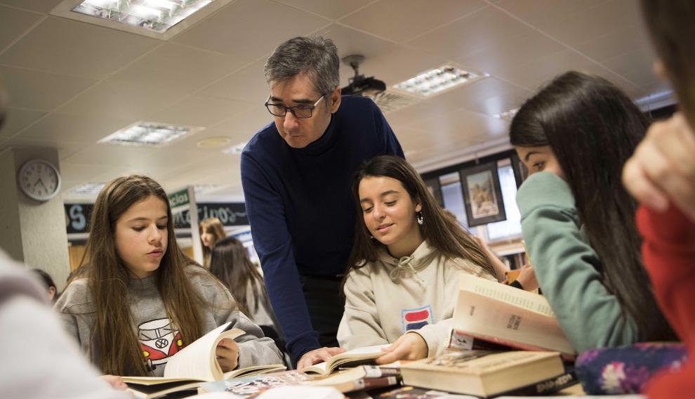 Pepe Trivez, en una de las bibliotecas del Colegio Santa María del Pilar Marianistas de Zaragoza, charla con un grupo de sus alumnas
