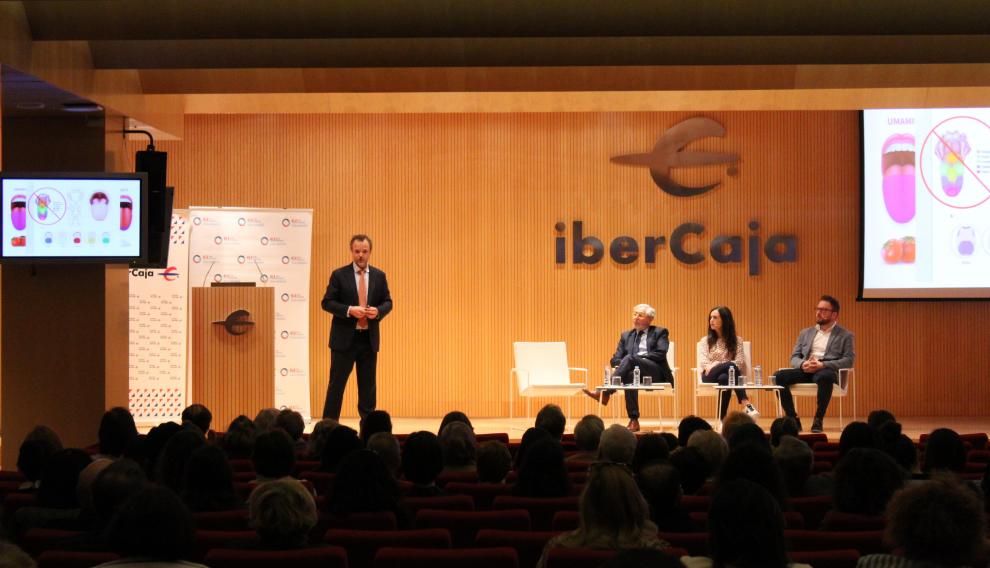 El doctor Carlos Ivorra, en la conferencia de ayer en el Patio de la Infanta de Ibercaja.