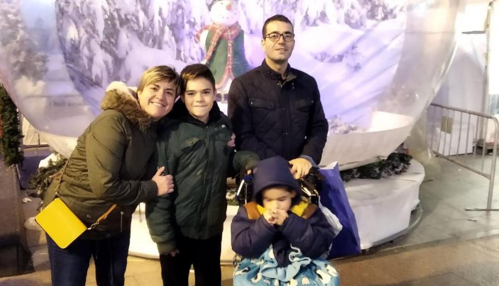 Mirella García junto a su familia, entre ellos Lizer, que acude al colegio de educación especial Alborada