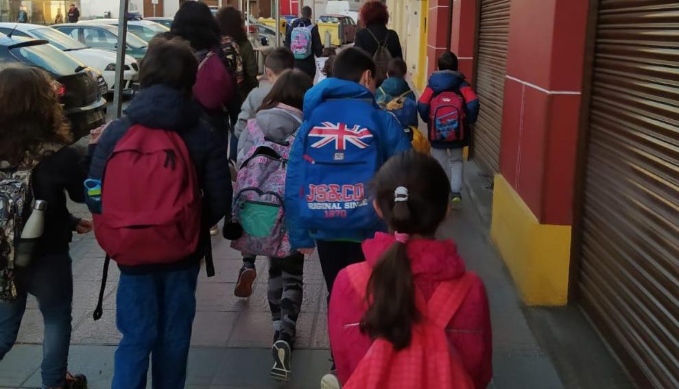 Varios niños se dirigen a pie hacia uno de los dos colegios de Alagón.