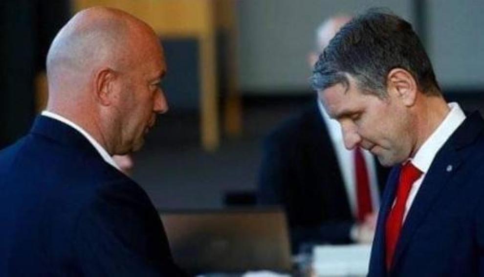Höcke dando la mano a Kemmerich para felicitarlo.