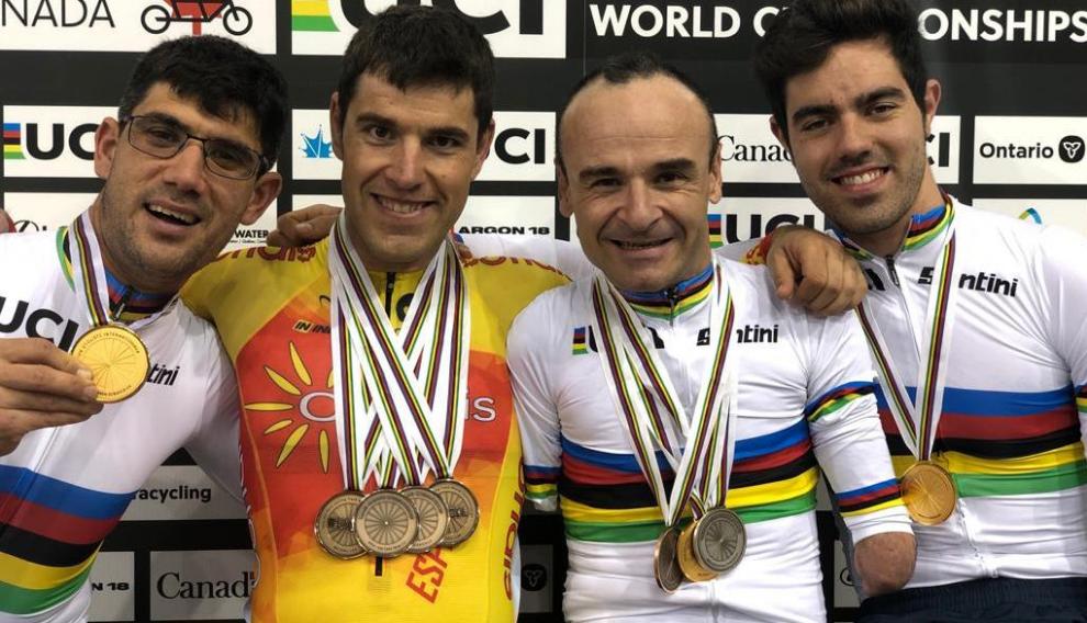 Eckhard, Santas, Ten y Cabello posan con sus medallas en el Mundial de Milton (Canadá)