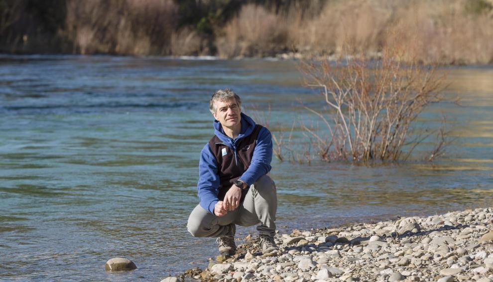Gustavo Ortas, junto al río que hace de motor económico de Murillo de Gállego.