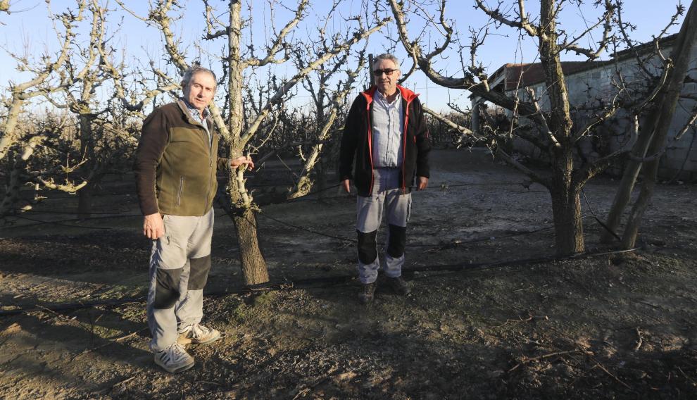 Manuel Rausa y José Peralta, agricultores de Fraga.