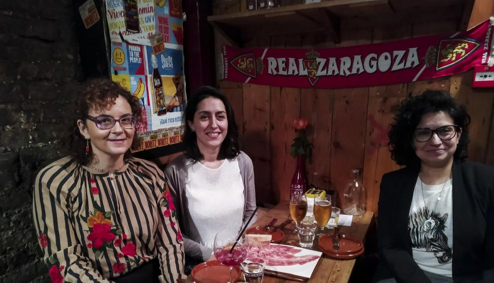 Sandra Esteras, Senai Jiménez y Patricia Forcén, en el Bar Tozino de Londres.