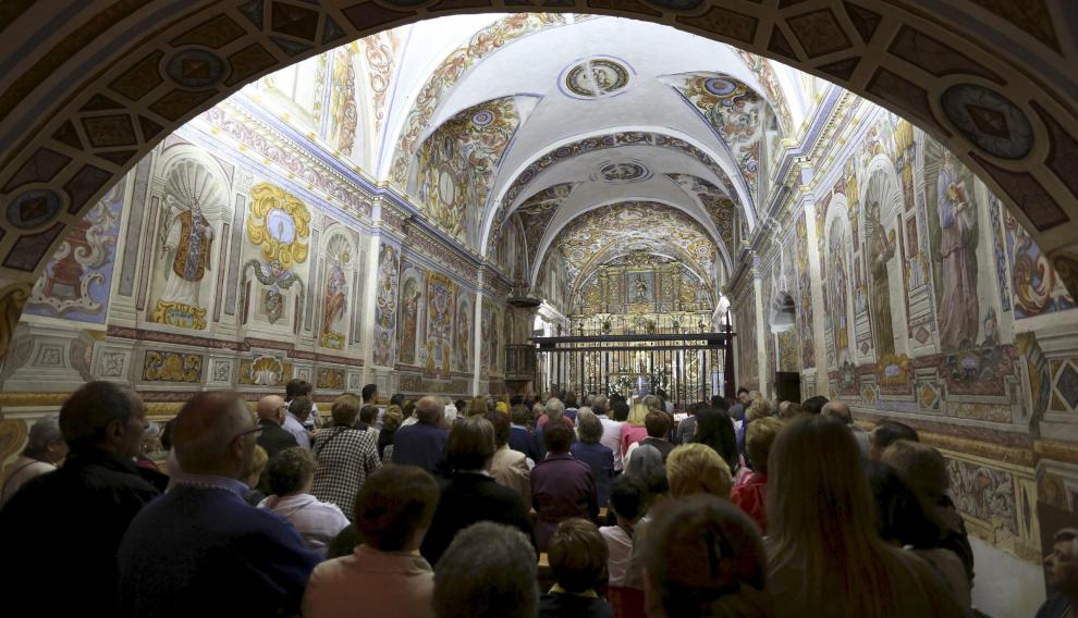 Interior de la ermita de Casbas, cuyas paredes están decoradas con frescos del siglo XVIII.