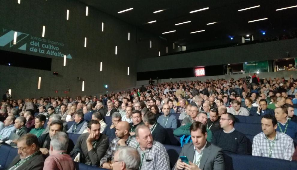 Más de un millar de asistentes han abarrotado el Palacio de Congresos para participar en la primera jornada española del cultivo de alfalfa.
