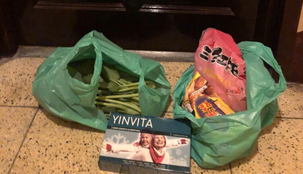 Bolsas de comida en la puerta del piso donde este ciudadano chino ha permanecido aislado en Zaragoza durante 14 días.