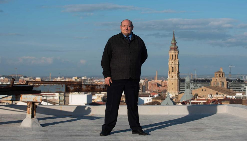 Enrique Marín, en la azotea de la comunidad donde trabaja, en Zaragoza.