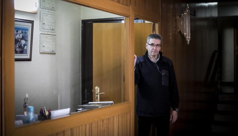 José Manuel Oto es portero desde hace 28 años, en la misma comunidad de Zaragoza.