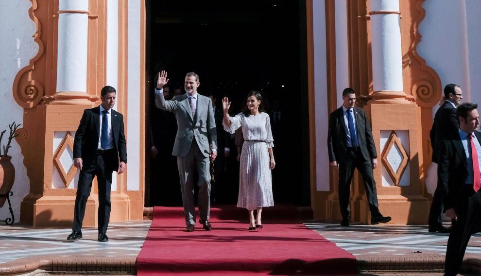 Los reyes, aclamados ante la Virgen del Rocío y obsequiados por San Valentín