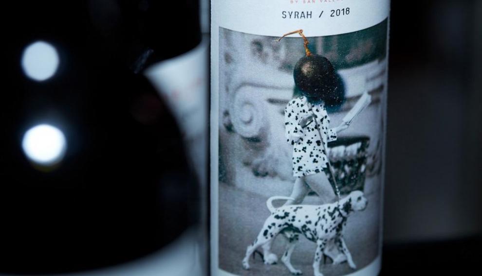 La llamativa etiqueta del varietal de syrah.