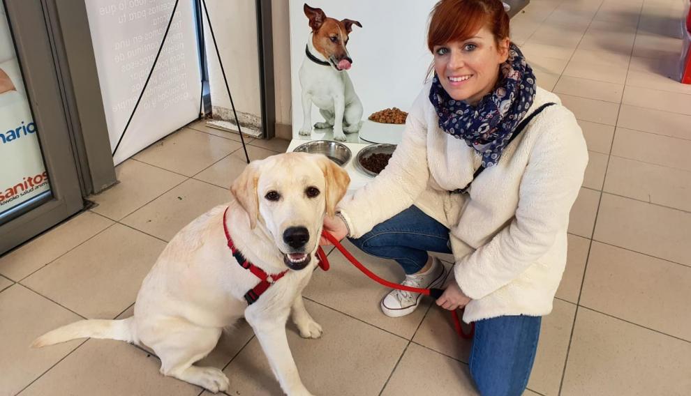 Ana Fustero, acompañada de su perra Habana
