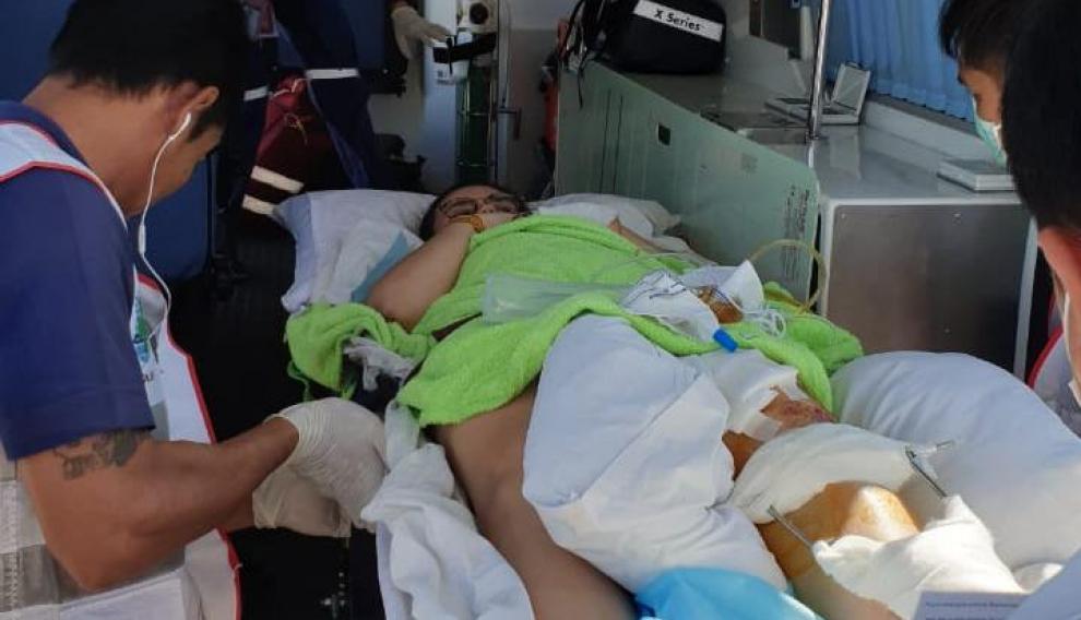 La zaragozana Noelia Traid, trasladada en ambulancia al hospital de Tailandia donde va a ser operada este domingo.
