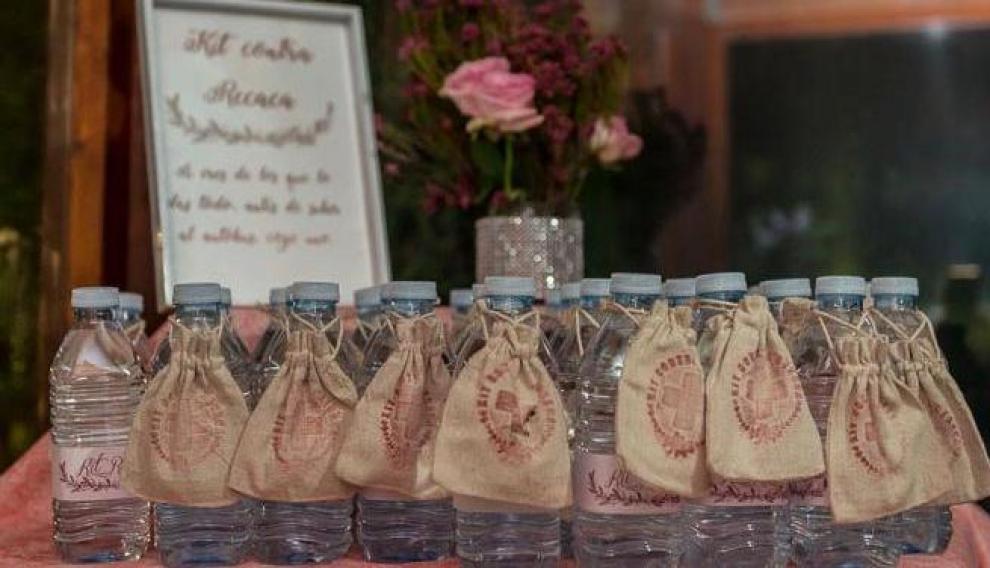 Imagen de una mesa con kits antirresaca para los invitados de una boda.