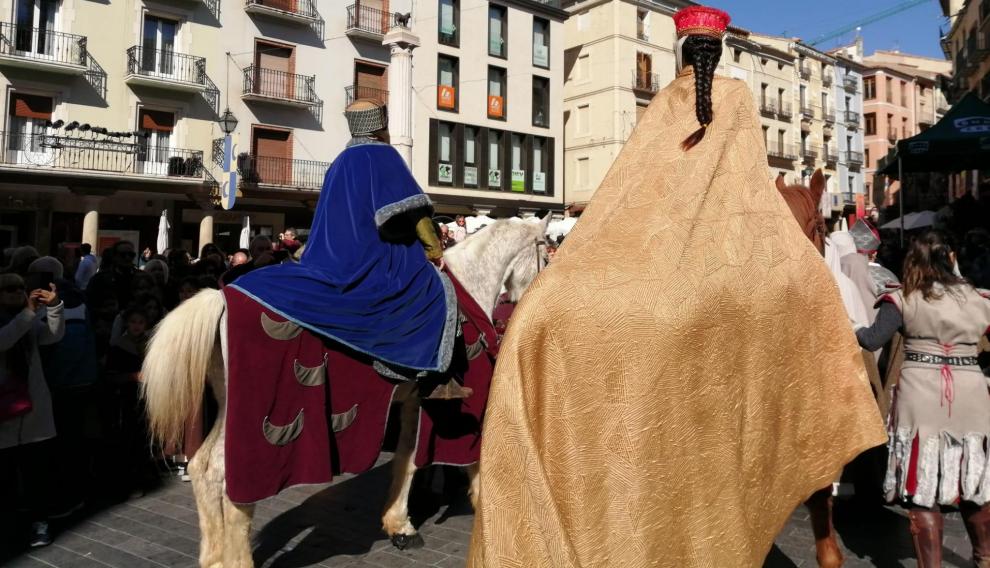 El matrimonio Azagra Segura pasea su amor por la plaza del Torico bajo la mirada de ese icono de la ciudad y de los más curiosos del lugar.