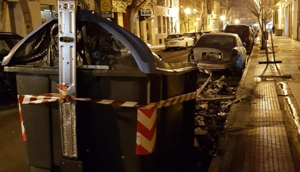Estado en el que quedó la zona de contenedores quemada en la calle de Almagro.